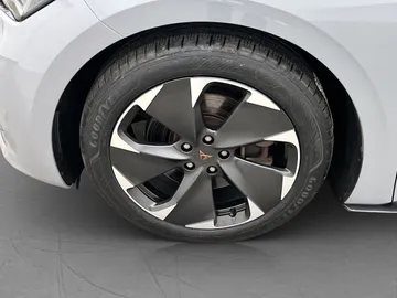 Car image 33