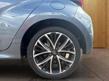 Car image 15