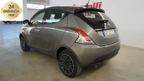 Car image 4