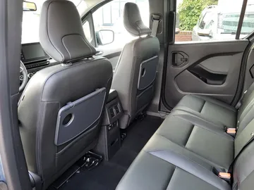 Car image 26
