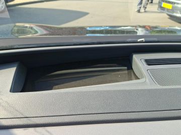 Car image 32