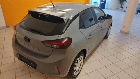 Car image 4