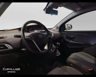 Car image 17