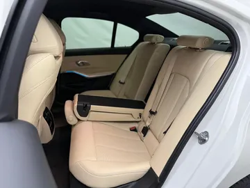 Car image 40