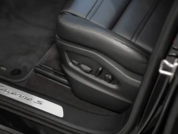 Car image 38