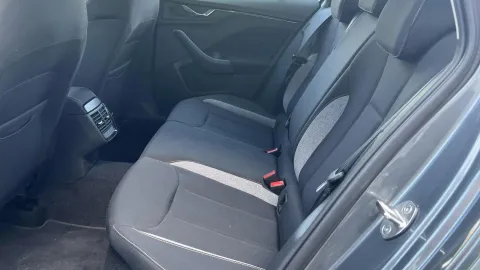 Car image 27