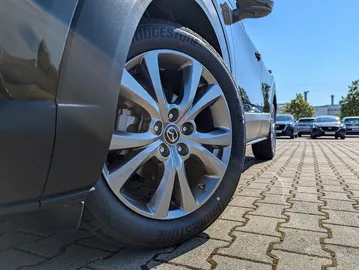 Car image 25