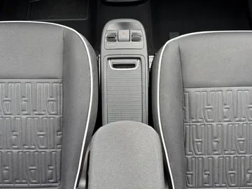 Car image 28