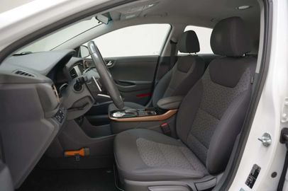 Car image 10