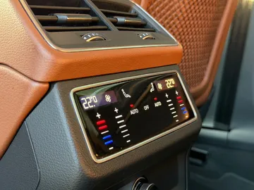 Car image 34