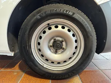 Car image 35