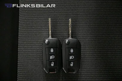 Car image 30
