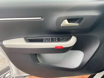 Car image 27