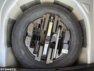Car image 32