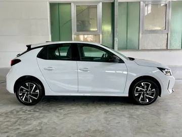 Car image 4