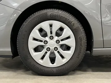 Car image 25