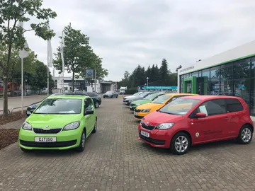 Car image 9