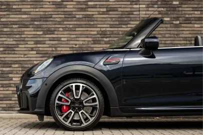 Car image 32