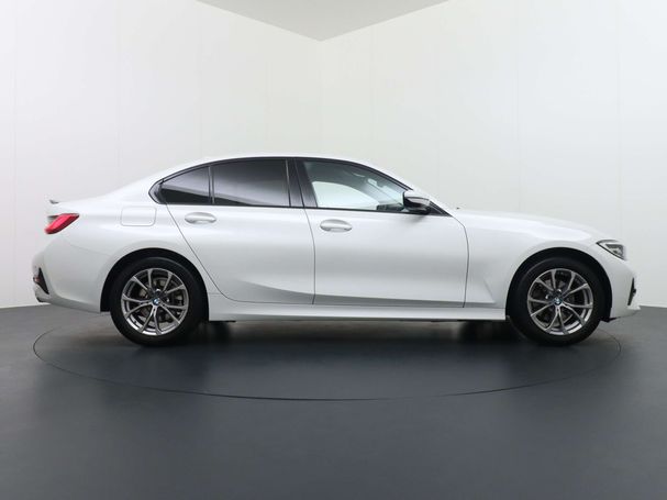 BMW 320i Sport Line 135 kW image number 2