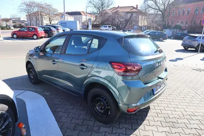 Car image 3