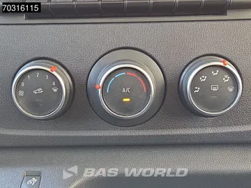 Car image 32