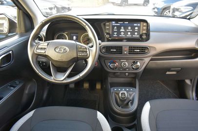 Car image 11