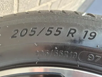 Car image 40