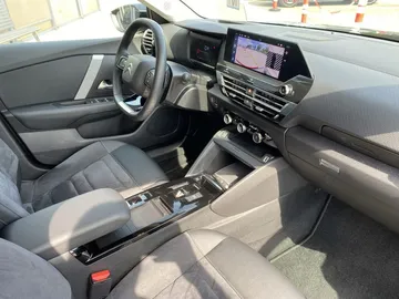 Car image 30