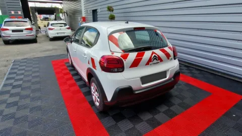 Car image 3
