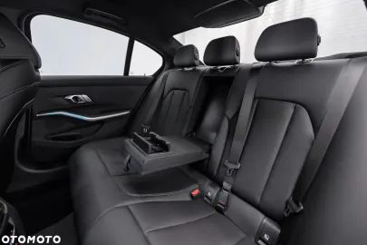 Car image 40