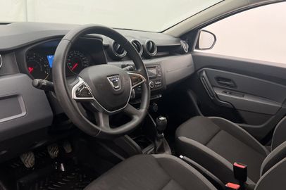 Car image 16