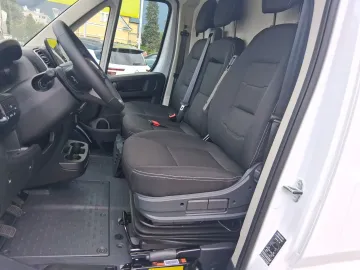 Car image 27