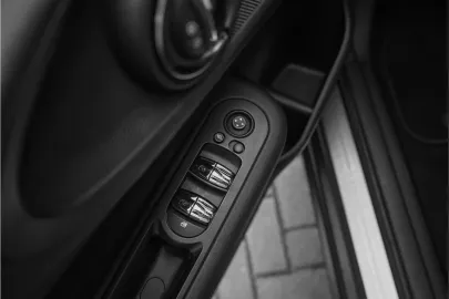 Car image 34