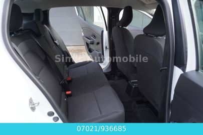 Car image 14