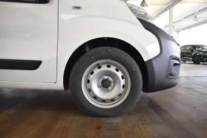 Car image 30