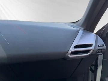 Car image 32