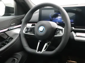 Car image 32