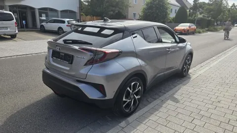 Car image 3