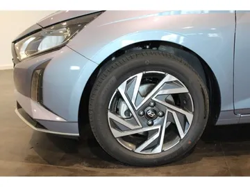 Car image 12