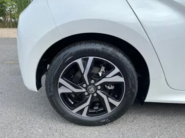 Car image 26