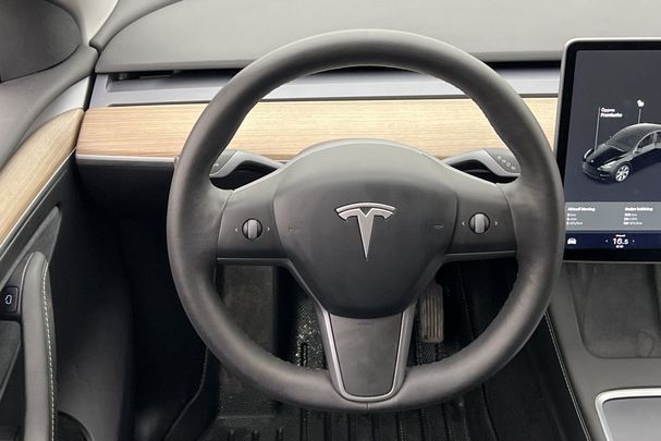 Tesla Model Y Long Range AWD 378 kW image number 15