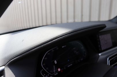 Car image 32