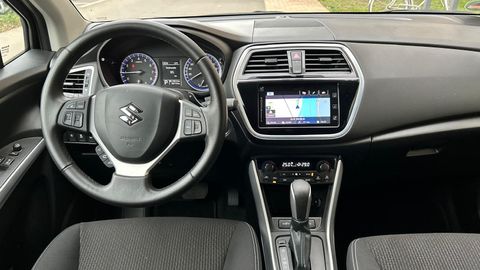 Car image 12