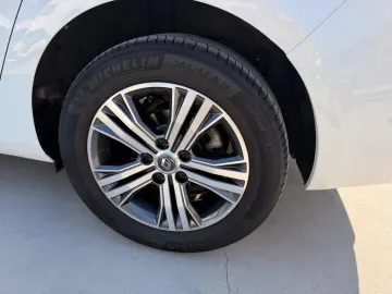 Car image 37