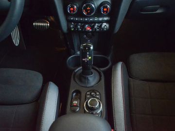 Car image 30