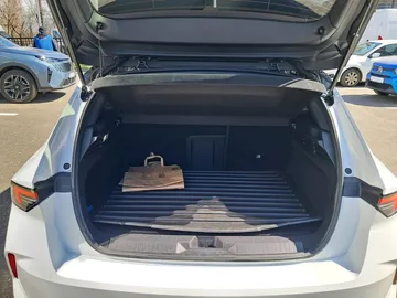 Car image 26