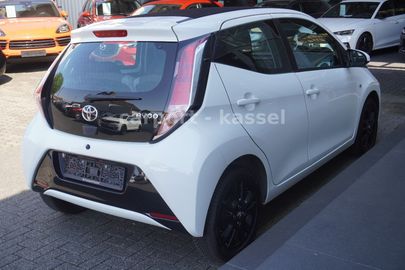 Car image 4
