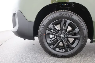 Car image 30