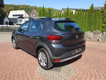 Car image 3