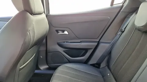 Car image 30